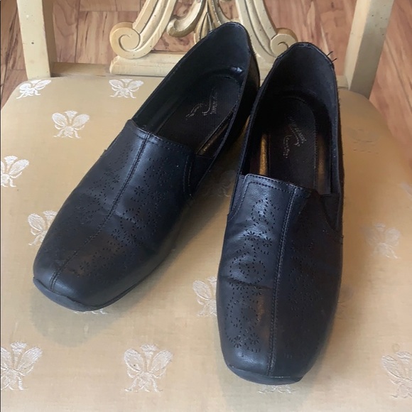 easy street Shoes - GUC Women’s black loafers with design - size 11